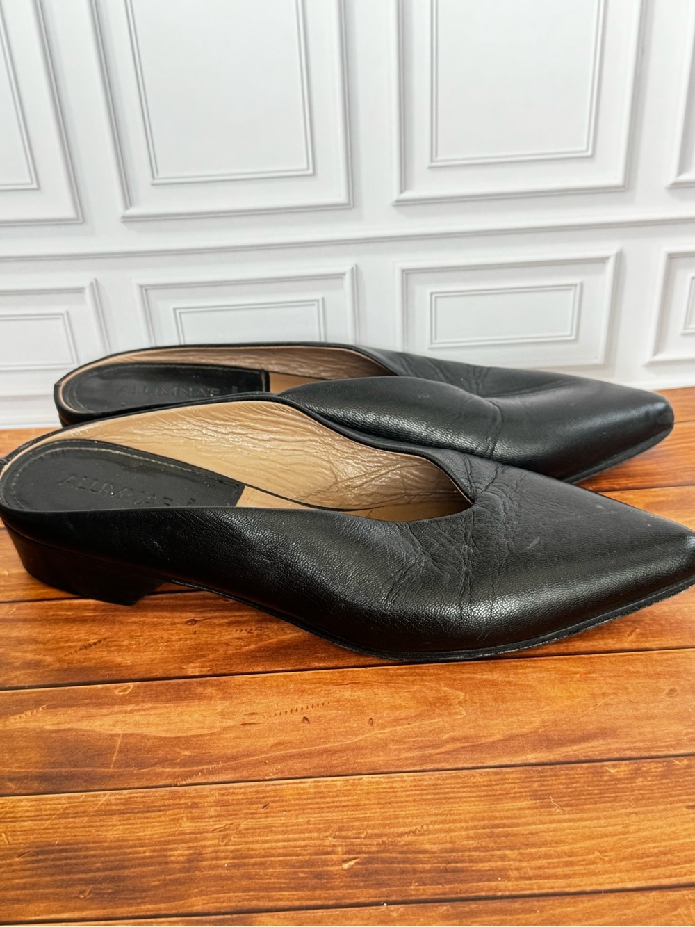 ALUMNAE Black Pointed V-Cut low Heel Mules - Picture 7 of 10
